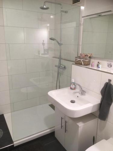 Bilik mandi di Ferienwohnung Kofferfisch