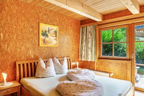 two twin beds in a room with a window at Trucks Hütte in Mayrhofen