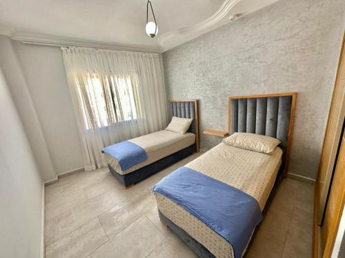 a bedroom with two beds and a window at Aprt hotel Tanger in Tangier