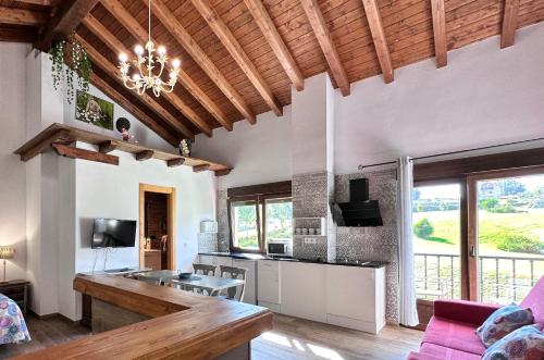 cocina y sala de estar con sofá y mesa en Apartamentos Rurales Sobremazas, en Sobremazas