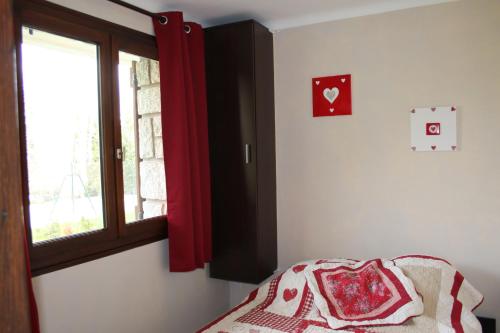 - une chambre avec une fenêtre et un lit avec une couverture dans l'établissement Appartement Font Romeu, à Font-Romeu-Odeillo-Via