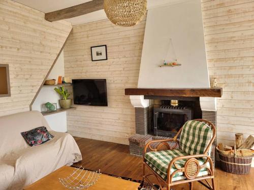 a living room with a fireplace and a couch at Maison au calme à 2 pas du port in Cancale