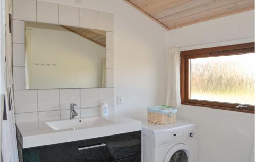 La salle de bains est pourvue d'un lavabo et d'un miroir. dans l'établissement Awesome Home In Rnde With 3 Bedrooms And Wifi, à Rønde