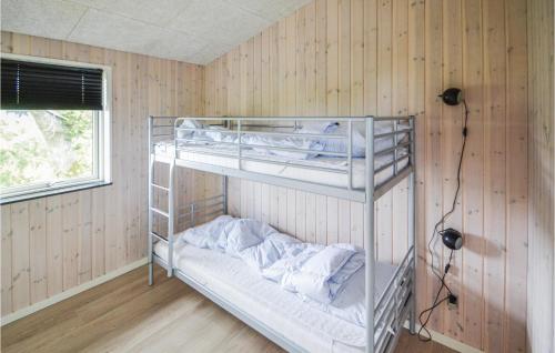 GlesborgにあるBeautiful Home In Glesborg With Kitchenの二段ベッド2組が備わる二段ベッド付きの客室です。