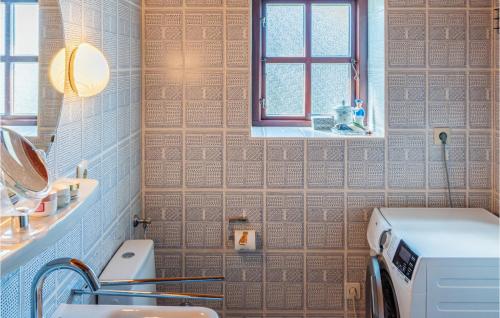 łazienka z umywalką, toaletą i oknem w obiekcie Gorgeous Home In Dagebll With Wifi w mieście Dagebüll