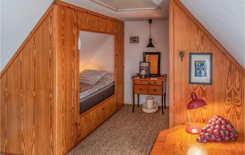 sypialnia z łóżkiem w dużym lustrze w obiekcie Gorgeous Home In Dagebll With Wifi w mieście Dagebüll