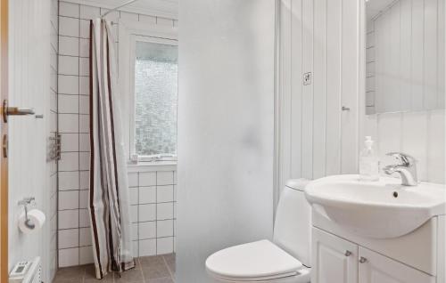 Ett badrum på Cozy Home In Frvang With Kitchen