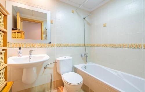 y baño con lavabo, aseo y bañera. en Lovely Apartment In Campello With Kitchen, en Aigües
