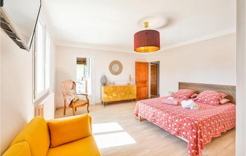 a bedroom with a bed and a couch in a room at Stunning Home In Valras With Wifi, Private Swimming Pool And Outdoor Swimming Pool in Valréas