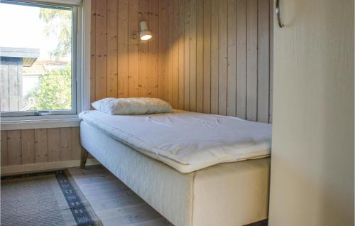 RøndeにあるAmazing Home In Rnde With Kitchenの窓付きの客室の小さなベッド1台分です。