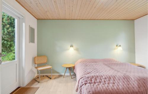- une chambre avec un lit, une table et une fenêtre dans l'établissement Cozy Home In Sams With Kitchen, à Nordby