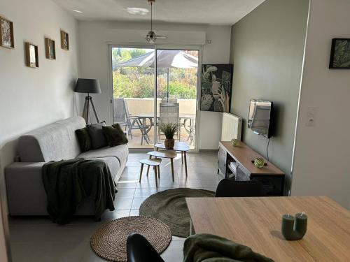 uma sala de estar com um sofá e uma mesa em Appartement meublé T3 Béziers em Béziers