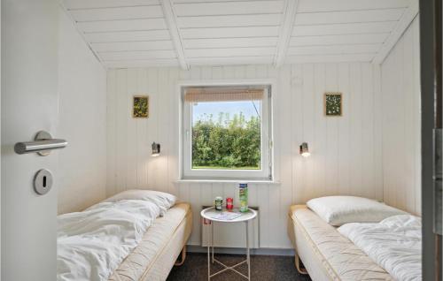 Duas camas num quarto com uma janela em Cozy Home In Hejls With Kitchen em Hejls