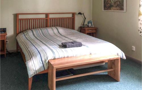 Bett mit einem Kopfteil aus Holz und einem Holztisch in der Unterkunft Stunning Home In lvdalen With Sauna in Älvdalen