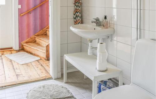 y baño blanco con lavabo y ducha. en Lovely Home In Ramvik With Kitchen, en Ramvik
