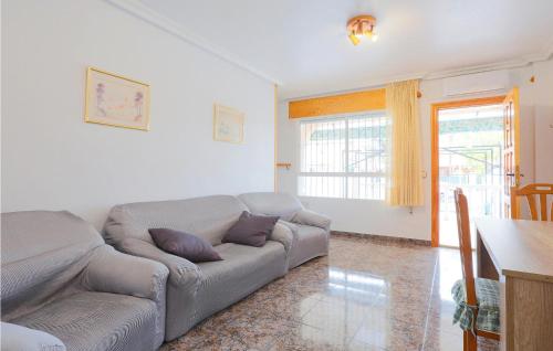 ein Wohnzimmer mit Sofa und Tisch in der Unterkunft Pet Friendly Home In Los Alcazares in Los Alcázares