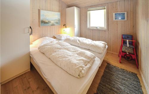 1 dormitorio con 2 camas y ventana en 5 Bedroom Awesome Home In Sydals, en Skovby