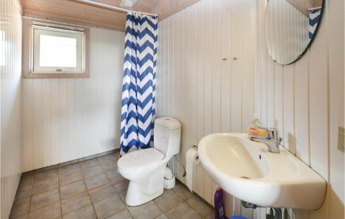 y baño con aseo, lavabo y espejo. en 5 Bedroom Awesome Home In Sydals, en Skovby