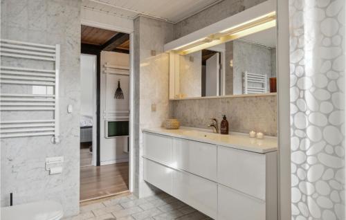 Un baño de Lovely Home In Storvorde With Wifi