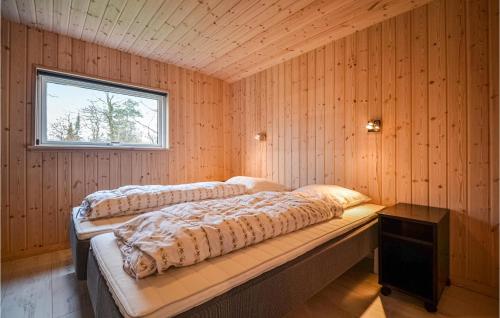 FjellerupにあるAmazing Home In Glesborg With Saunaのウッドルーム ベッド2台 窓付