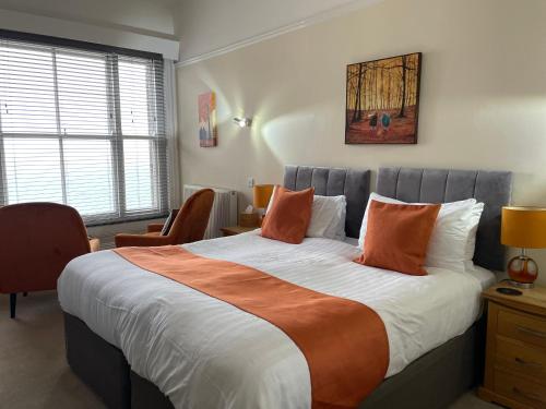 Ένα ή περισσότερα κρεβάτια σε δωμάτιο στο The Red Lion Hotel
