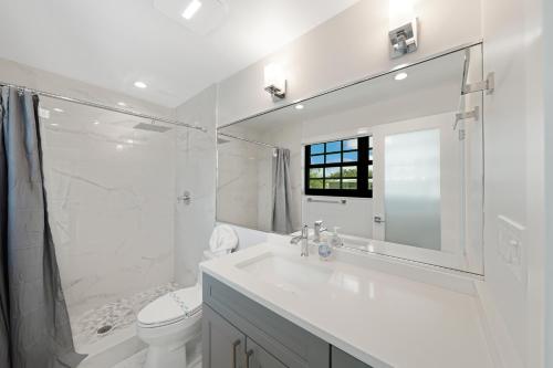 uma casa de banho com um lavatório, um chuveiro e um WC. em Dania Beach Unit 1 By Pmi em Dania Beach