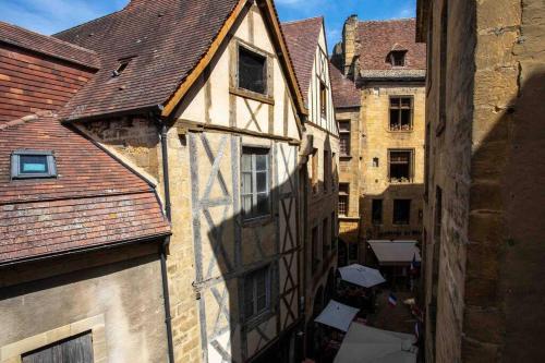 un vieux bâtiment avec une ombre sur son côté dans l'établissement 