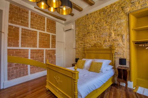 une chambre avec un lit dans un mur de briques dans l'établissement 