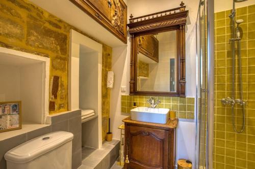 une salle de bain avec toilettes, lavabo et douche dans l'établissement 