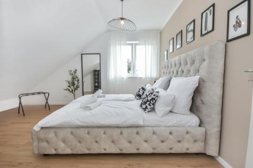 1 dormitorio blanco grande con 1 cama blanca grande en Gemütliches Loftparadies - Küche - Parkplatz en Steinhagen