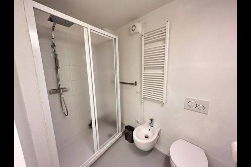 Bilik mandi di Riva House Colonno
