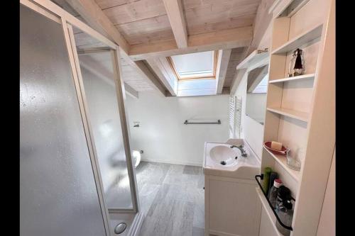 Bilik mandi di Riva House Colonno