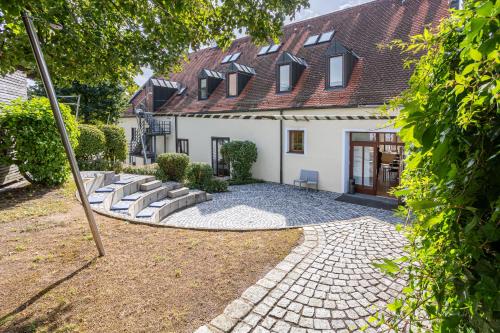 einen Blick auf ein Haus mit Innenhof in der Unterkunft Hotel Klostergasthof in Thierhaupten