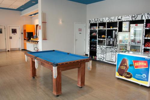 a room with a pool table in a store at ibis budget Manhuaçu in Manhuaçu