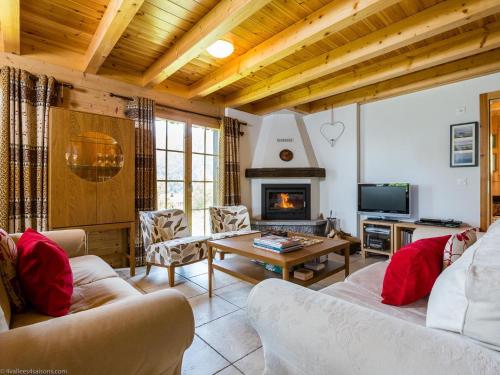 ein Wohnzimmer mit 2 Sofas und einem Kamin in der Unterkunft Chalet Haute Vue in La Tzoumaz