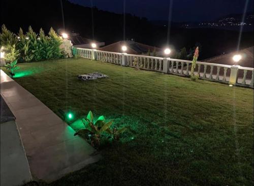 Jardín al aire libre en Villa Adalin