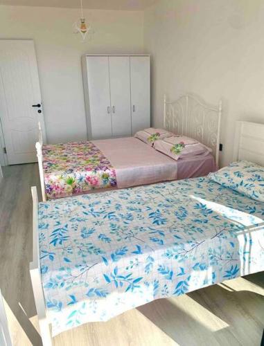 Dos camas una al lado de la otra en un dormitorio. en Villa Adalin, en Milas