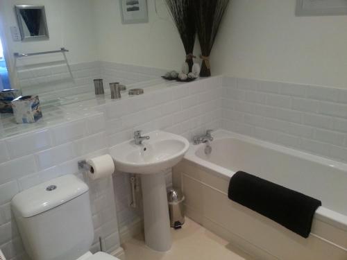 y baño con lavabo, aseo y bañera. en Seaview Heights Whitby, en Whitby