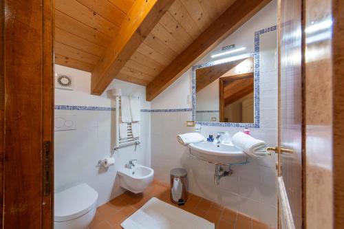 ein Bad mit einem Waschbecken und einem WC in der Unterkunft Villa Isabella in Minori