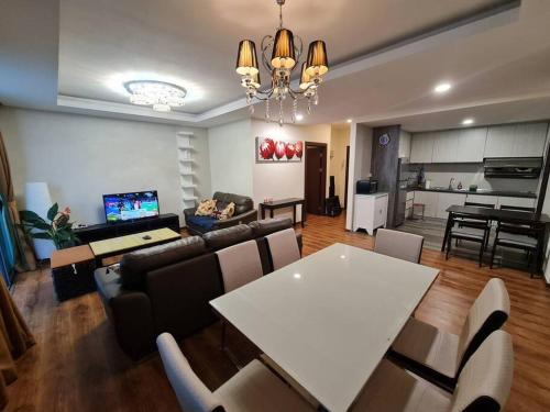 ein Wohnzimmer mit einem Tisch und einem Esszimmer in der Unterkunft Lovely VivaMall City View with 2 Card LV11C in Kuching