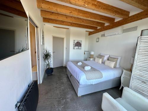 een slaapkamer met een bed in een kamer met houten plafonds bij Meuble prestige in Nancy
