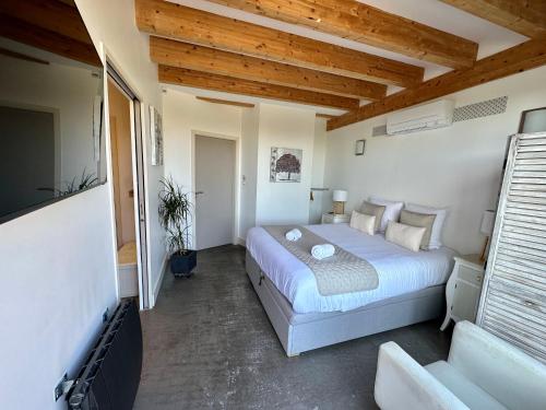 une chambre avec un lit dans une pièce avec des plafonds en bois dans l'établissement La Terrasse du Belvédère-appartement 3 chambres-Nancy- avec stationnement, à Nancy