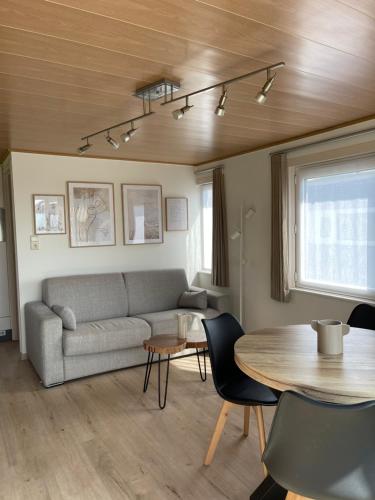 ミッデルケルケにあるChalet n°32のソファとテーブルのあるリビングルーム