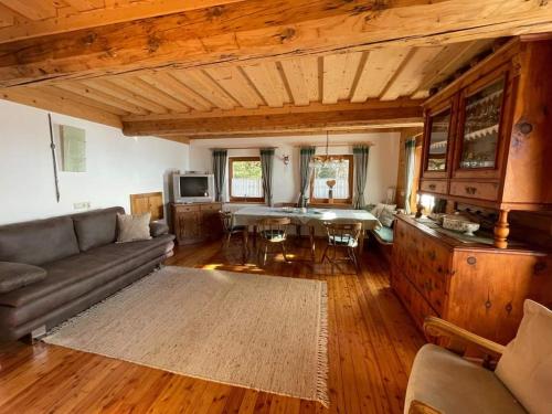 ein Wohnzimmer mit einem Sofa und einem Tisch in der Unterkunft Apartments im Almhaus Bachler in Gundisch