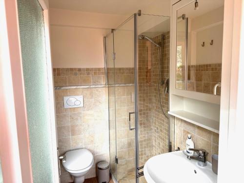uma casa de banho com um chuveiro, um WC e um lavatório. em Casa Leone em Lerici