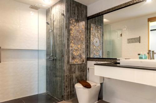 Ванна кімната в OneLoft Hotel