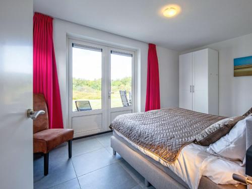 Postel nebo postele na pokoji v ubytování Stylish Texel Escape with Spa