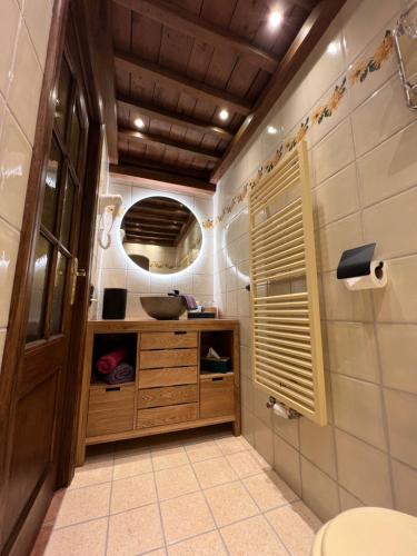 ein Bad mit einem Waschbecken und einem WC in einem Zimmer in der Unterkunft La Remise - Les Chambres in Neufchâteau