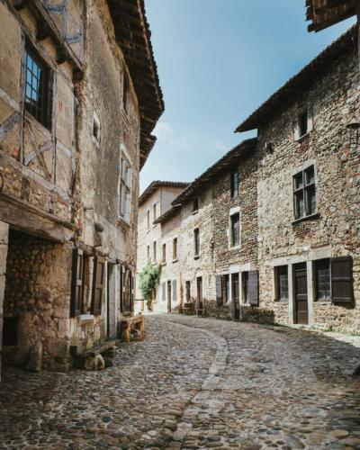 an alley in an old town with stone buildings at Casa Papidou, Charmante Maison au calme in Jonage