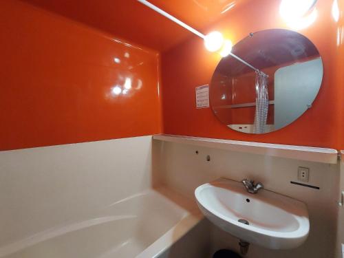 ein Bad mit einem Waschbecken und einem Spiegel in der Unterkunft Studio Les Arcs 1800, 1 pièce, 4 personnes - FR-1-411-242 in Arc 1800